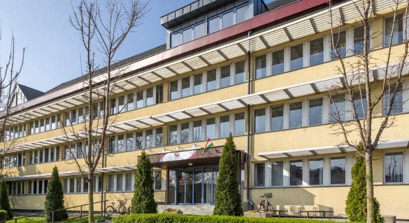 Adatokat gyűjtenek be a Győr-Szolnál a rendőrök a lakáskassza ügyében