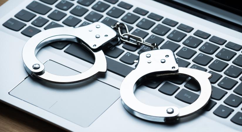 Pornófelvételekkel zsaroltak egy 13 éves lányt, gyomorforgató dologra vetemedett egy férfi