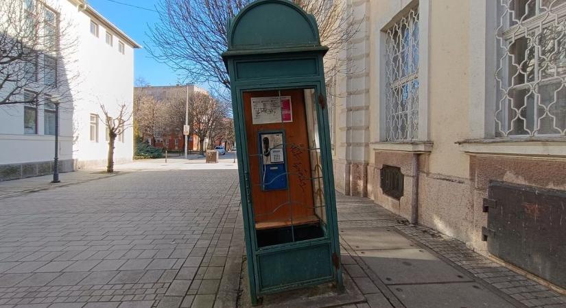Már éppen kultikus látványosság lett volna belőle, amikor elvitték a makói ferde telefonfülkét