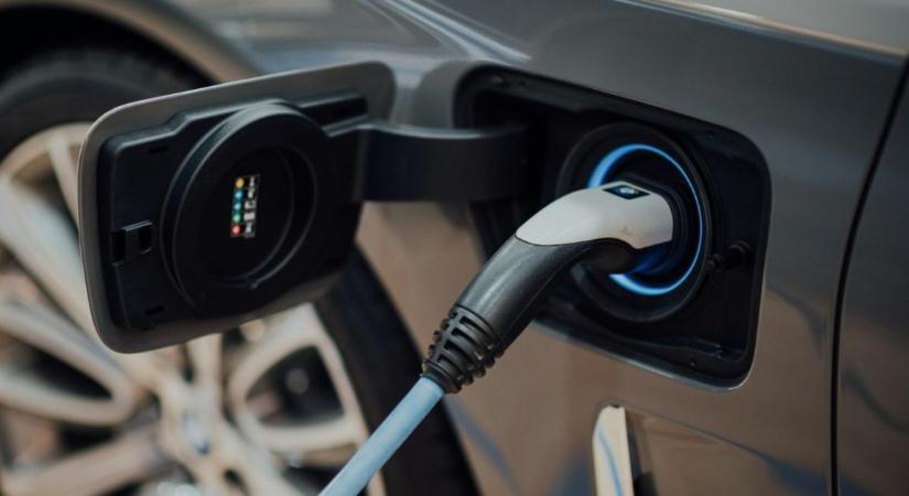 Mi köze a diétás kólának az elektromos autókhoz? Meglepő helyen ütött be a globális válság