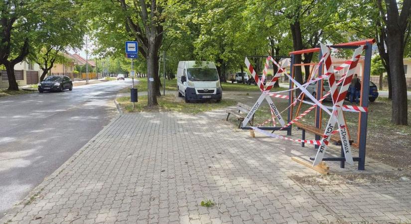 Elbontják a régi buszmegállókat Fehérváron