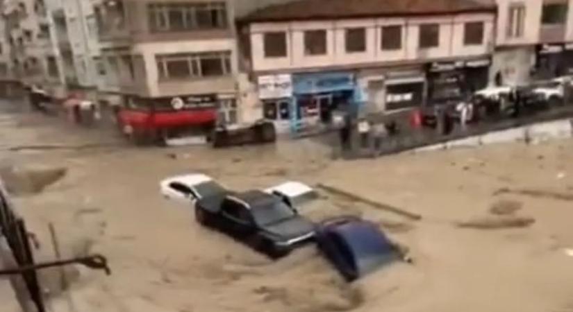 Drámai felvételek: autókat sodort el a villámárvíz Törökországban – videó