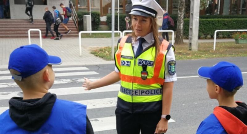 Lecsap a gyalogosokra az új KRESZ: a zebrán is büntethet a rendőr