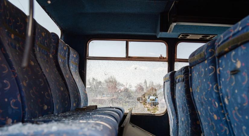 Káosz: busz és egy személyautó ütközött, félpályán halad a forgalom