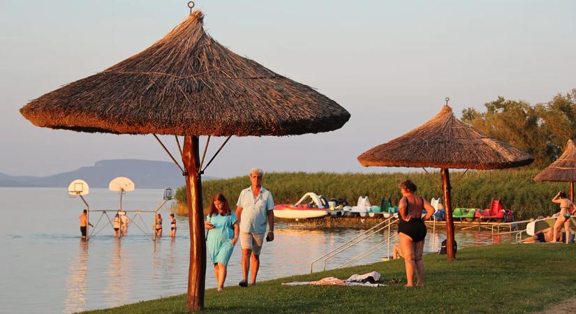 Már májusban kinyitnak a pénztárak: íme a balatoni strandok 2026-os menetrendje