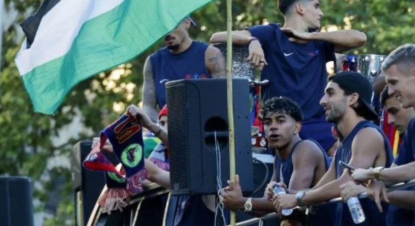 A palesztin zászló kiverte a biztosítékot, politikai botrány lett a Barca ünnepléséből