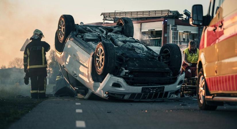 Brutális baleset Hőgyészen: tetőre borult egy autó a 65-ös főúton – félpályán terelik a forgalmat!