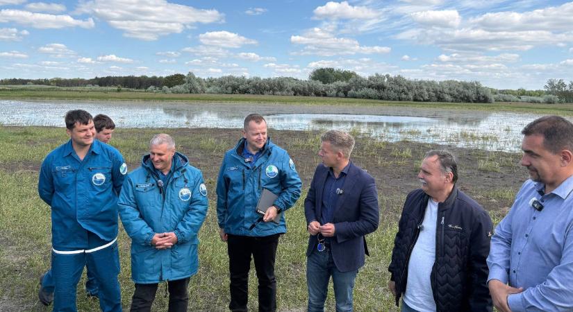 Megállt az első kormányülésre tartó Tisza-kormány az aszály miatt útközben, kiszálltak Ópusztaszer előtt