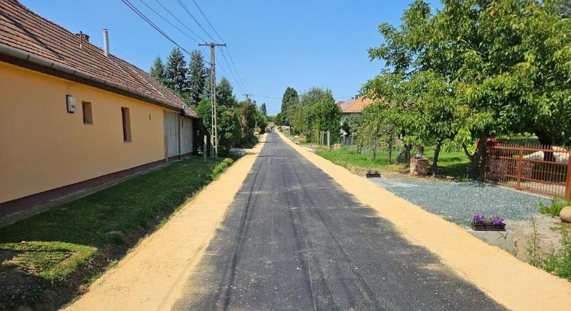 Azbesztszennyezés: komoly aggodalom merült fel az útfelújítás során használt kőzúzalékról, mintavételt kért a zalai település