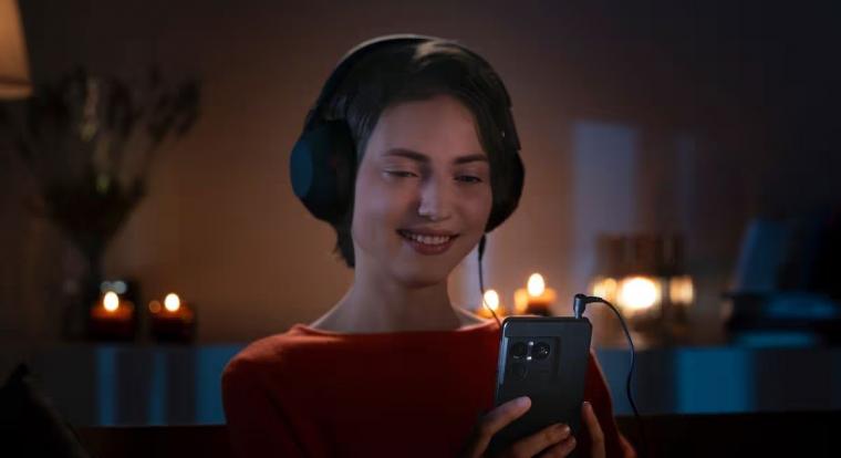 Brutális kamerával, kétnapos üzemidővel és ajándék fejhallgatóval jön a Sony új csúcsmobilja