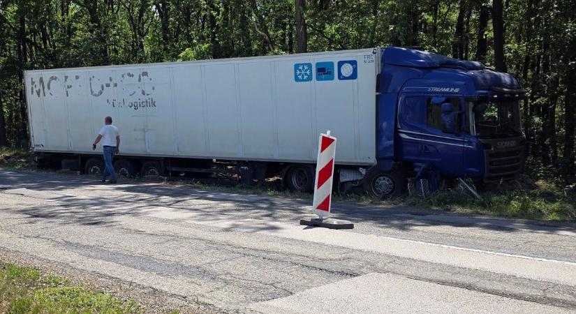 Nagy erejű becsapódással árokba esett egy kamion a 63-as főúton (videó)