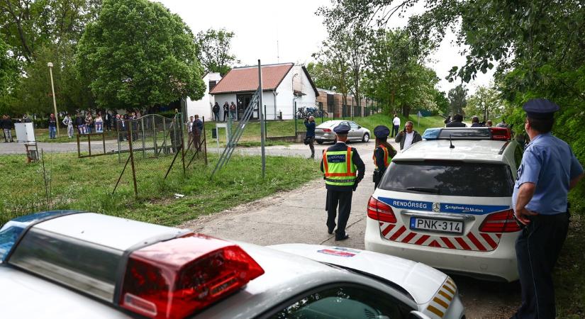 Ilyen a kormányülés ópusztaszeri helyszíne - fekete kordonok nélkül, néhány rendőrrel várták Magyar Pétert, fél órát késett, így érkezett meg - fotók