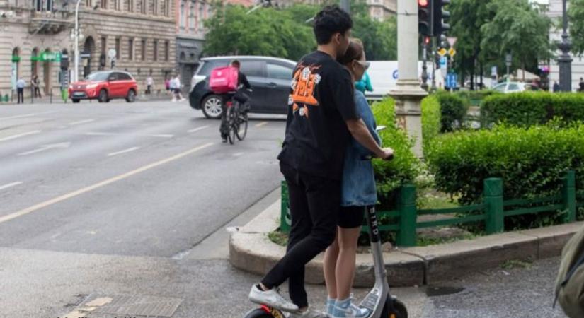 Hajszálon múlt a tragédia: Bukósisak nélkül, szabálytalanul közlekedtek a fiatalok Győrben – baleset lett vége