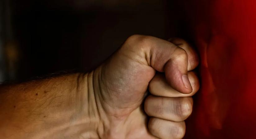 Elfogytak a szavak: seprűnyéllel verte össze élettársa kislányait a kegyetlen férfi