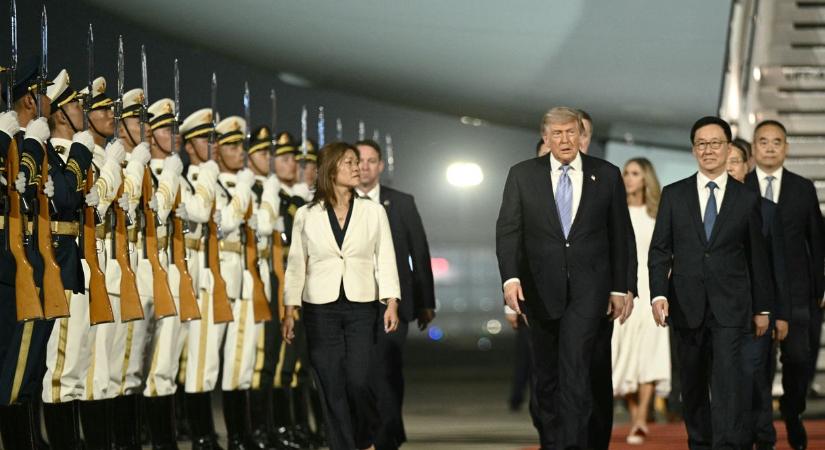 Donald Trump megérkezett Pekingbe