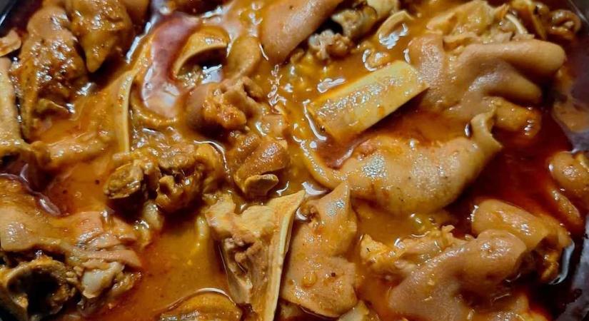 Így készül az igazi, zselatinos körömpörkölt, ahogy a nagyi főzte