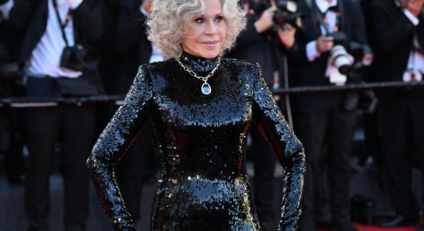 Jane Fonda 88 évesen is elképesztően stílusos – szűk, csillogó ruhában jelent meg Cannes-ban