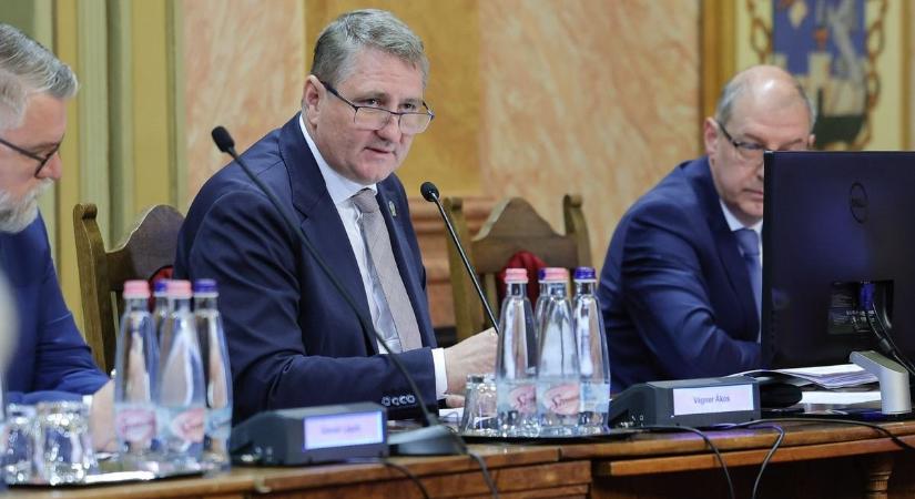 Rendkívüli közgyűlés Egerben: forr a levegő a színház körül, jöhetnek a válaszok