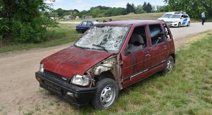 Autósüldözés Mad Max-stílusában: roncsautóval menekült egy kamasz a rendőrök elől Tolnában