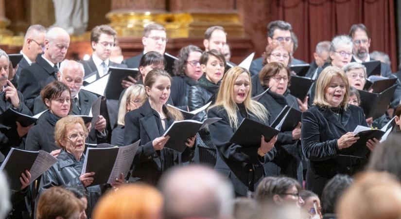 Tárlatvezetés és kóruskoncert Székesfehérváron