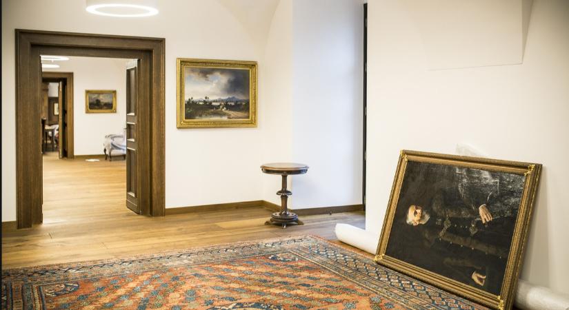 Nem csak a Nemzeti Galéria, a Nemzeti Múzeum festményei is ott lógnak a Várban kormányzati irodákban