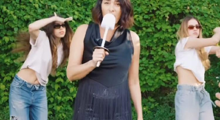 Görög Zita meghökkentő videója: vécékefébe adta elő utalásokkal teli dalát, hogy a gyerekeknek pénzt szedjen össze
