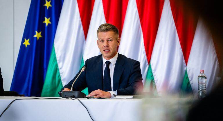 Magyar Péter hamarosan első sajtótájékoztatóját tartja miniszterelnökként - Élőben Magyar Péter első sajtótájékoztatója miniszterelnökként