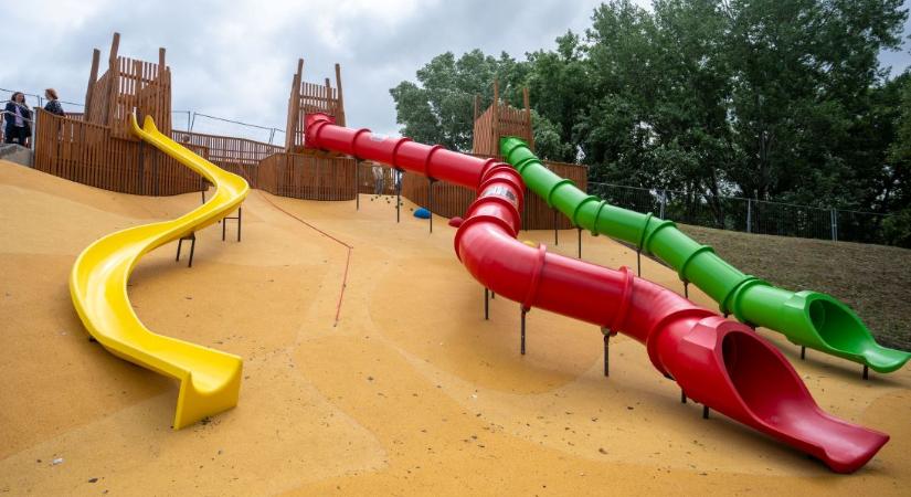 Új közösségi térrel gazdagodott Paks: elkészült a csúszdapark