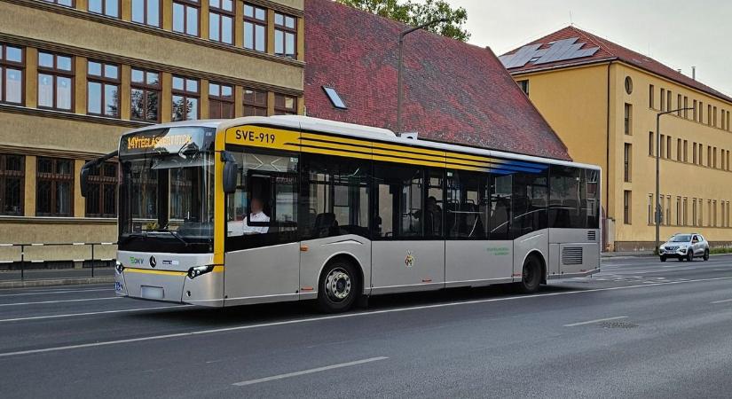 Baleset Debrecenben: busz és autó ütközött össze!
