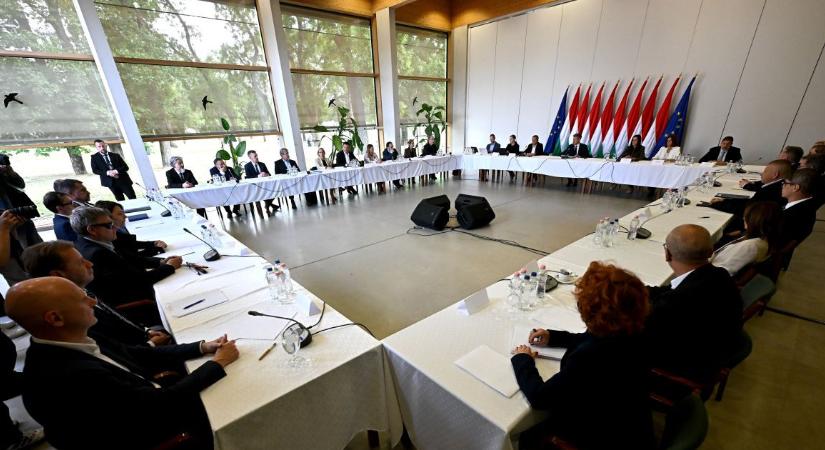 Történelmi fotó a Tisza-kormány első kormányüléséről