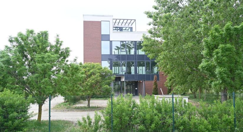 Elhagyott, ultramodern irodaház áll Szolnok határában, egy percet sem dolgoztak benne