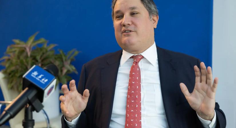 Adatper után vallott a minisztérium: Ennyibe került a volt miniszter egyetlen tel-avivi éjszakája