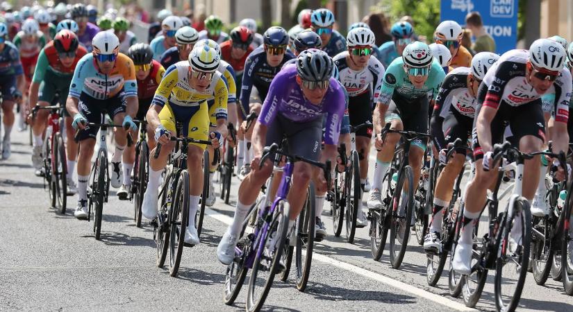 Óriási bukás, lovaskocsik, több kiló kolbász a győztesnek – ez volt a Tour de Hongrie első napja (VIDEÓK)