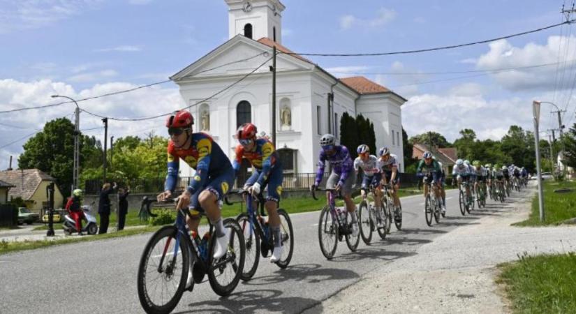 Óriási bukással rajtolt el az idei Tour de Hongrie – videóval