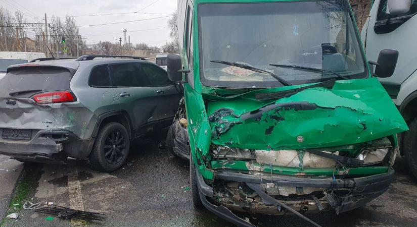 Súlyos tömegbaleset bénította meg az 55-ös főutat, félpályán halad a forgalom