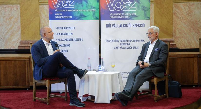 Fordulat jöhet a gazdaságban: az euró bevezetéséről is beszéltek Egerben