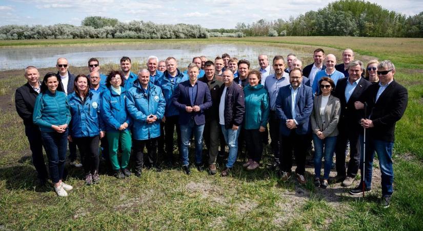 Öt balatonnyi víz hiányzik a talajból: a marispusztai vízőrzőknél jártak az új kormány tagjai