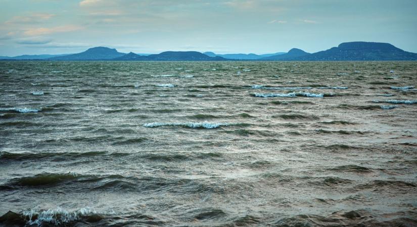 Figyelmeztetést adtak ki a Balatonra: brutális széllökések csaphatnak le
