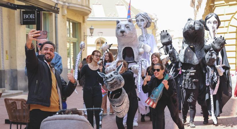 Felforgatta Szegedet a jubileumi filmes kavalkád – mindenki a felvonulást nézte