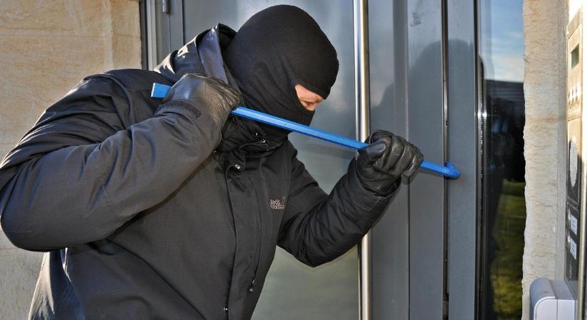 Összeverte és kirabolta idős áldozatát egy férfi Aszódon