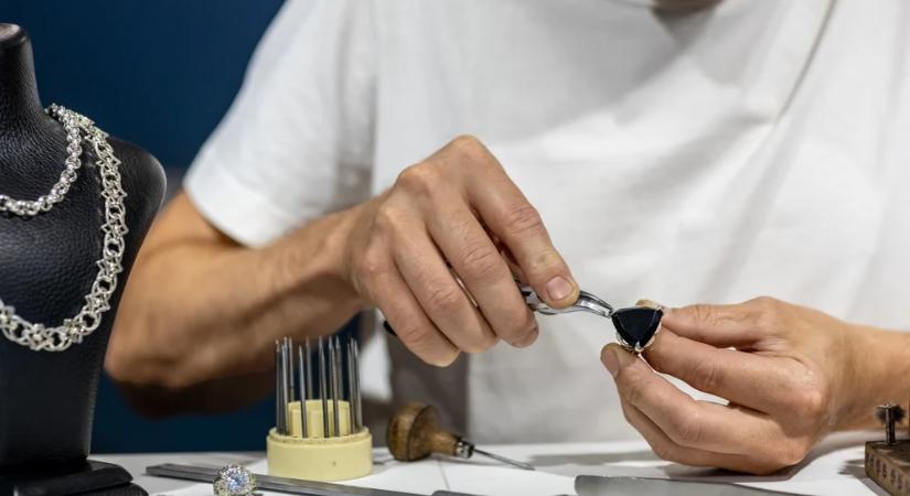 Milliókat keres azzal, hogy spermából és anyatejből készít ékszereket