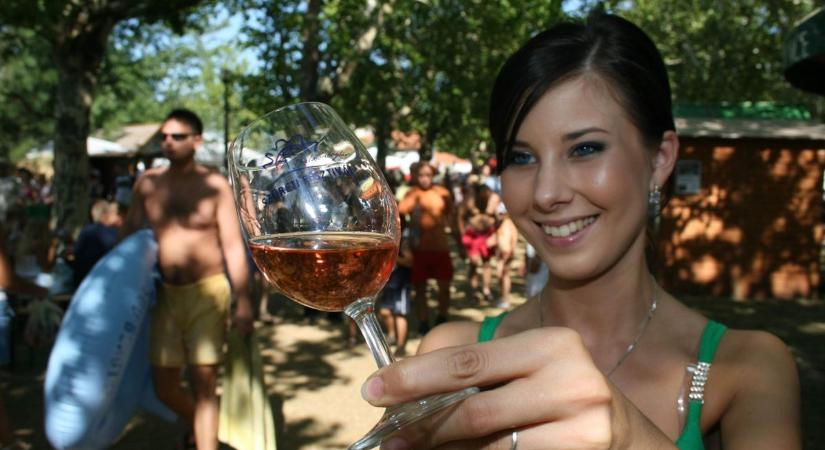 Zéró toleranciát hirdettek a Balaton--parti városban: 200 ezret is fizethet, aki az utcán felszisszent egy sört