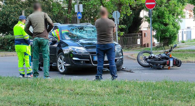 Motorossal ütközött egy autó Békéscsabán, kórházba vitték a sérültet