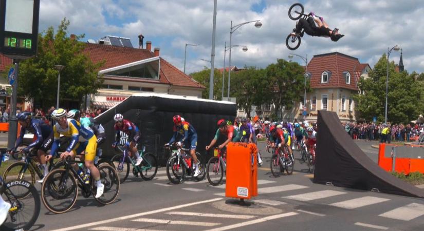 Világszenzáció! Kempf Zozóék átugrattak a Tour de Hongrie versenyzői felett! – videóval