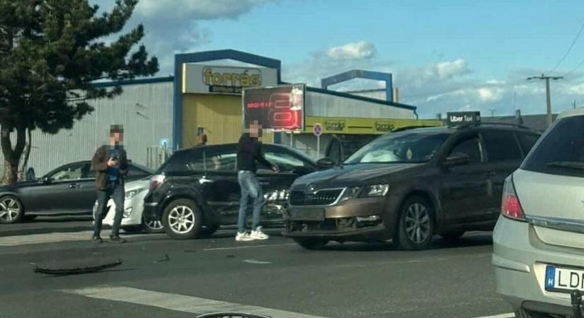 Baleset történt a József Attila utcán!