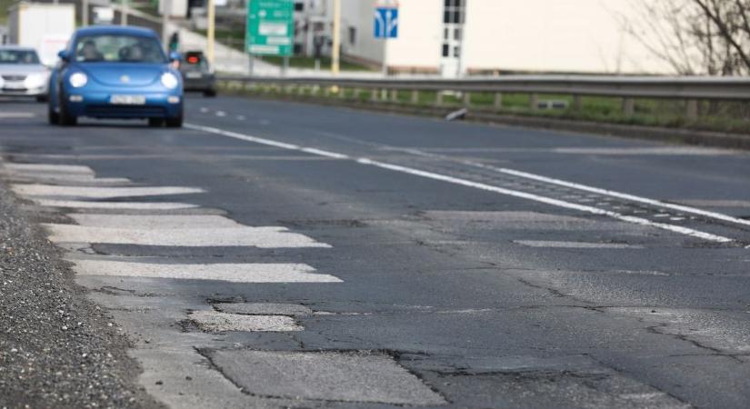Erre figyeljenek az autósok: lezárás lesz a győri Tatai úton