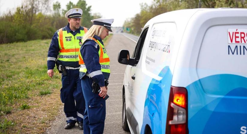 Rendőrök segítettek egy bajba jutott autósnak az M6-oson