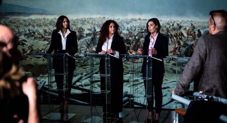 A három szóvivő együttes erővel indította meg a sajtótájékoztatót