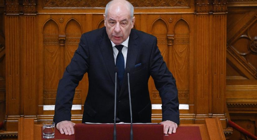 Sulyok Tamás imádkozik a kárpátaljaiakért