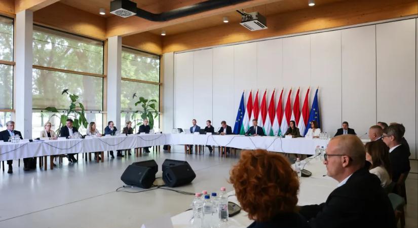 Kik ültek a miniszterek mellett az ópusztaszeri kormányülésen?